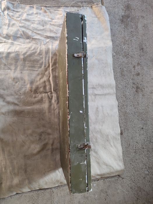 Инструментальный ящик в авто.