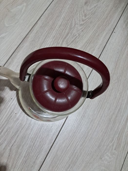 Бесплатно Чайник с заварником продам.