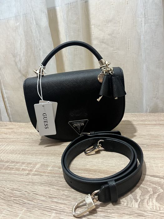 Розова/черна чанта на марката Guess