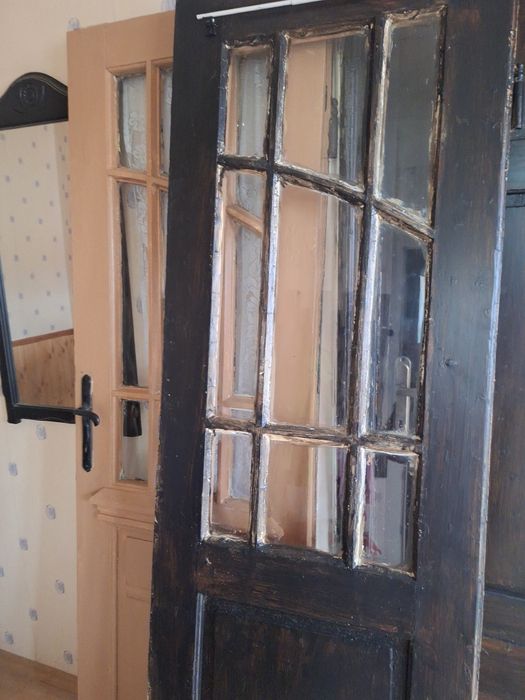 Стара двойна дървена врата