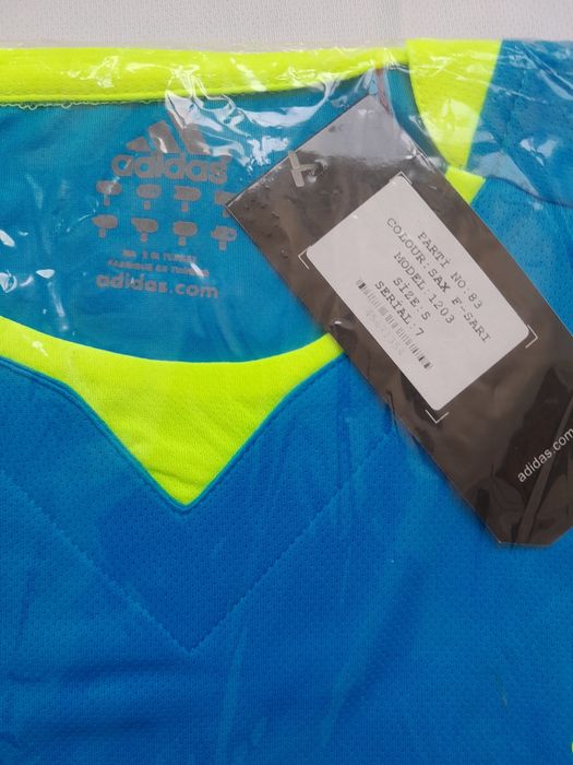 Adidas firmasi futbolkalari sotiladii