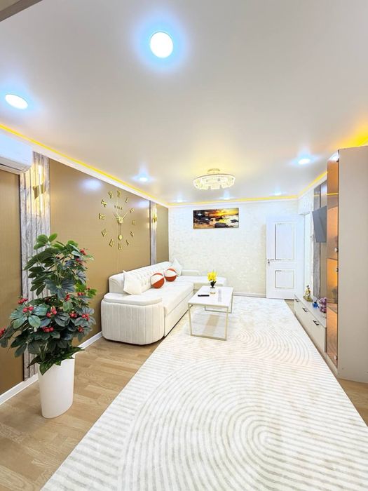 Чиланзар 9.  1в2ком/1этаж. Балкон 2х6.   42м2