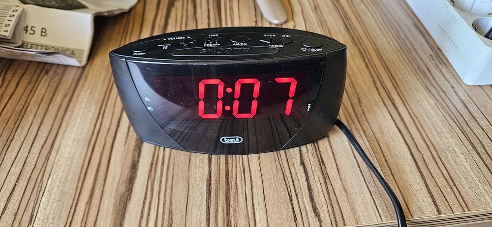 Ceas electronic cu radio