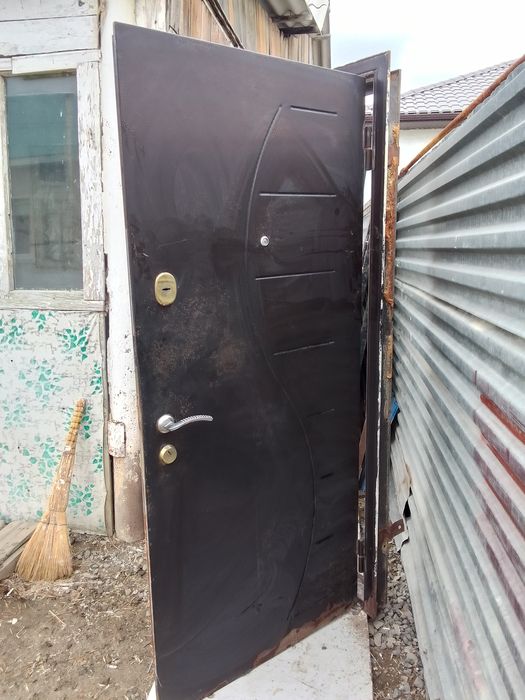 Сыртқы темір есік сатылады.