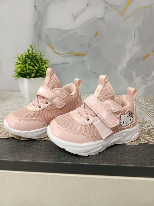 Продам кроссовки на девочку фирменные