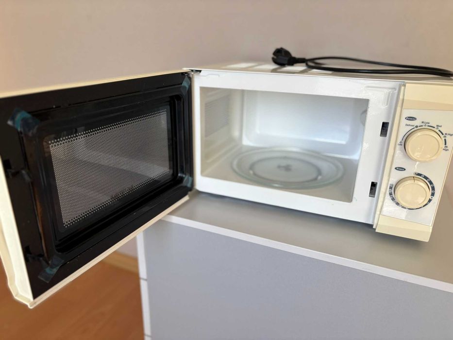 Микровълнова фурна KTN – 20 л, механично управление