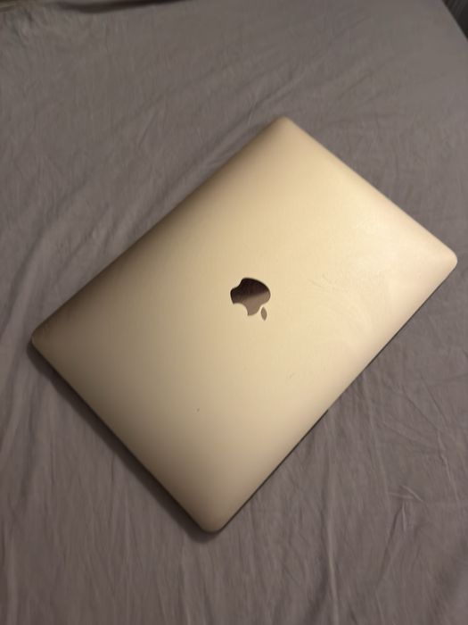 Продам Macbook Air чип M1 с мышью