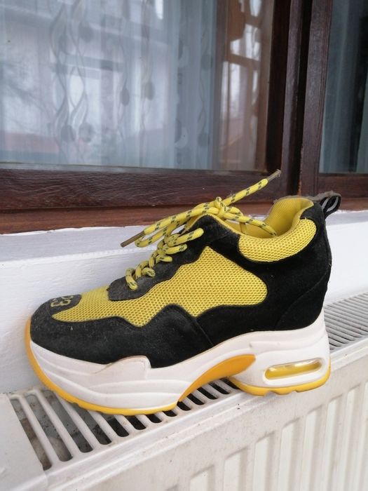 Vând adidași mărimea 38