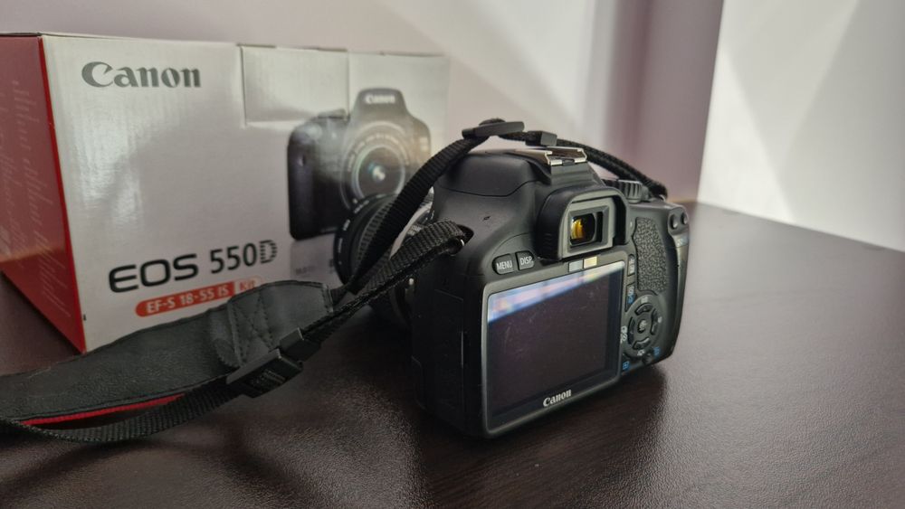 DSLR фотоапарат Canon EOS 550D + обектив 18-55mm + подаръци