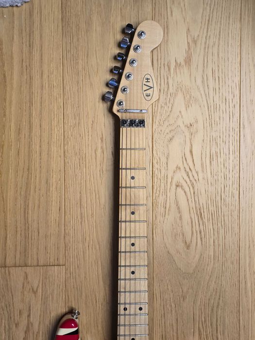 Vand / Schimb chitara electrica EVH Striped series RED