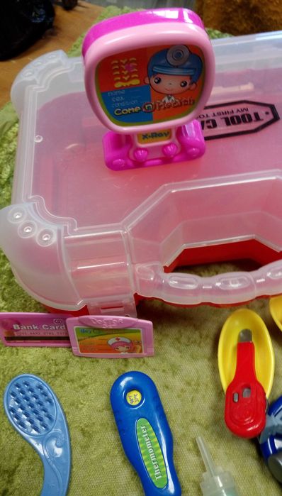 Играчки в кутия за ”чичо доктор” - медицински принадлежности