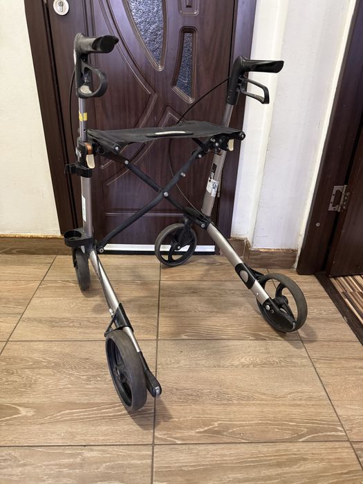 Cadru rulant din aluminiu cu sezut si frane pliabil