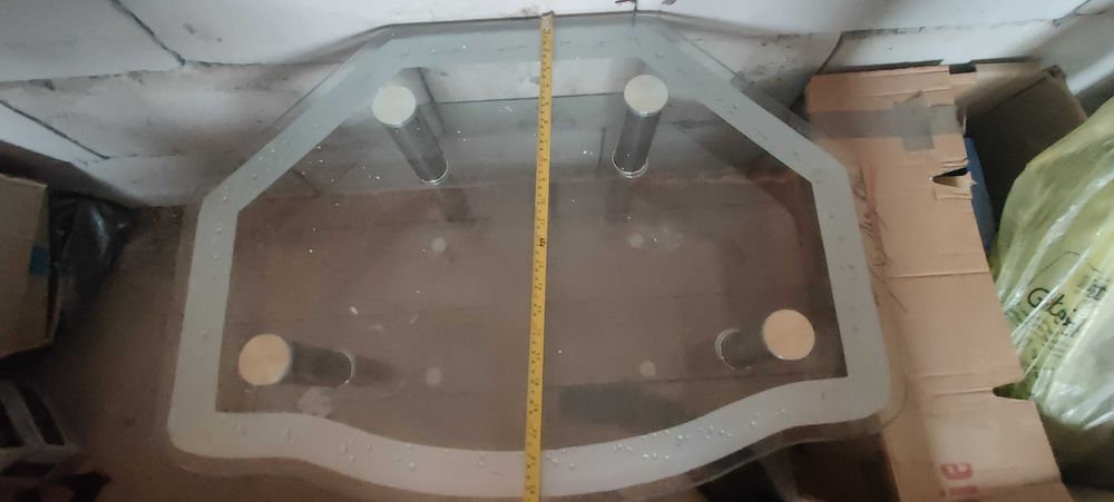 Măsuță de sticlă pe colț