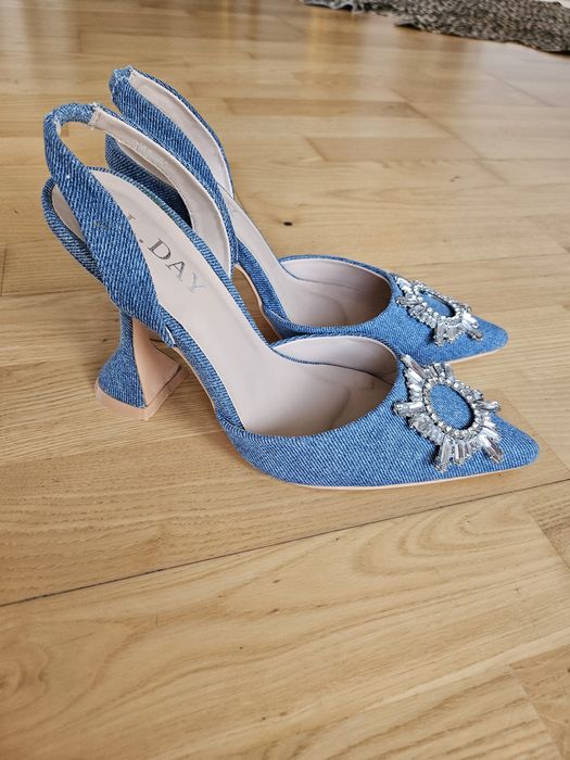 Sandale denim cu ornament din strassuri