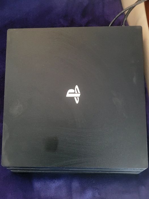 Vând ps4 pro în stare bună