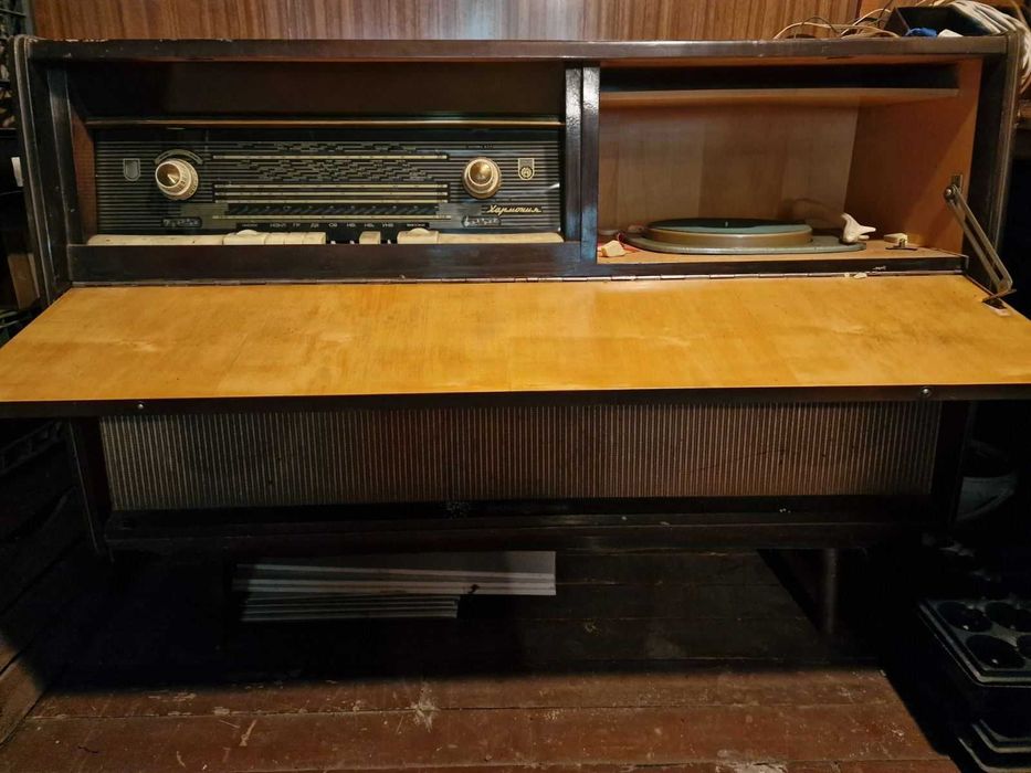 РЕТРО Музикален шкаф „ХАРМОНИЯ“, радио-грамофон ЕЛПРОМ 100 лв.