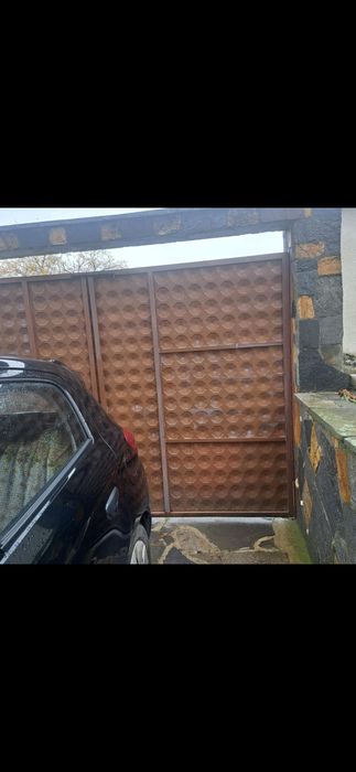 Двукрилна гаражна врата и входна врата