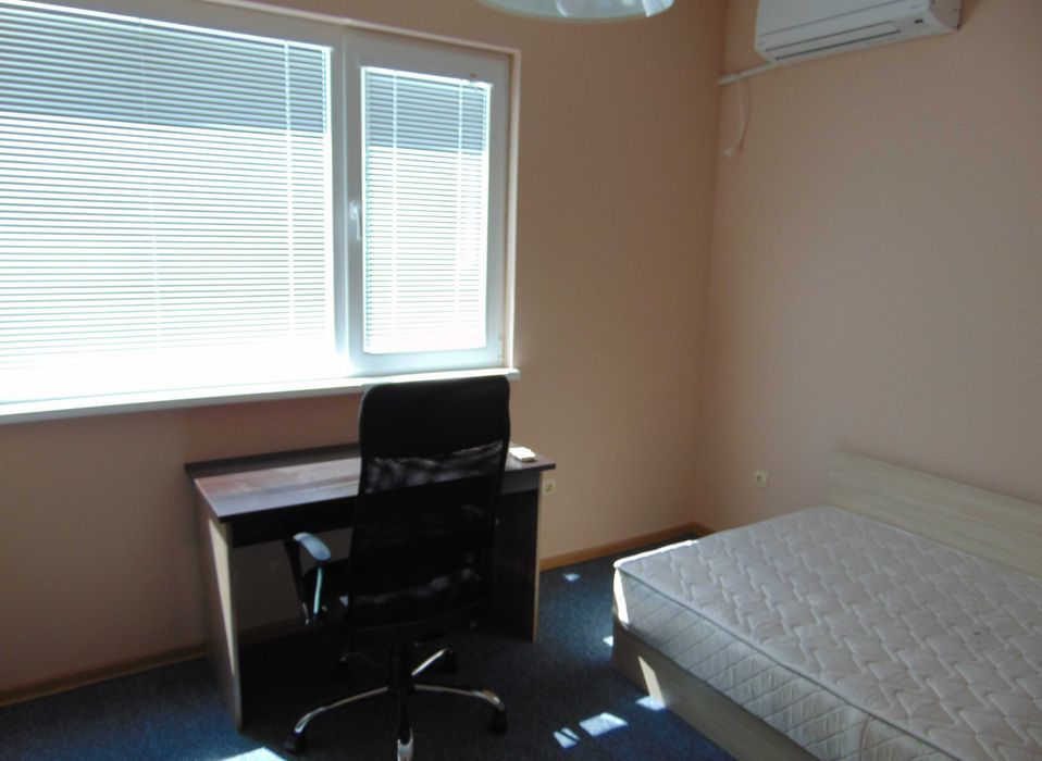 Дава се под наем Тристаен апартамент в Плевен, Широк център - 90 кв.м за 408 € - Снимка #1