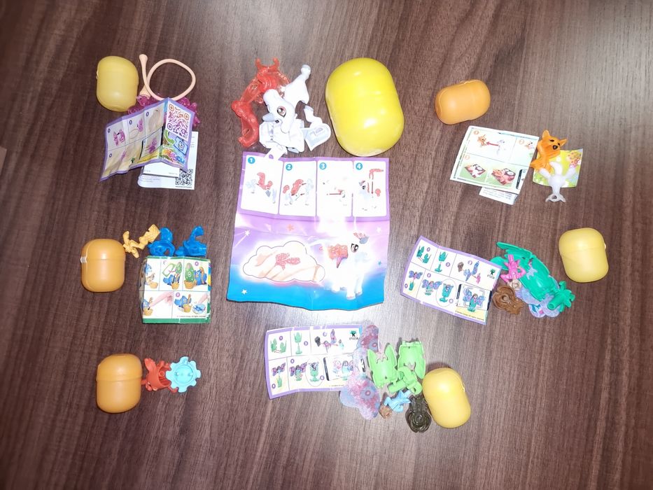Играчки Kinder Surprise - 1 макси яйце и 6 яйца.