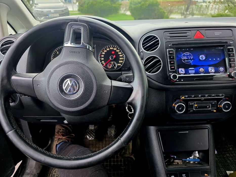Vand Golf 6 plus 2.0 tdi parchează singura/ senzori parcare/