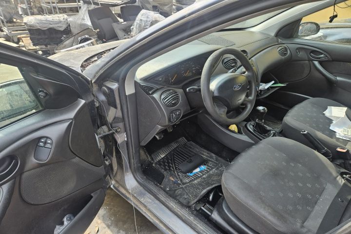 Usa / Portiera fata dreapta Ford Focus 2003 1.4 MT (75 hp)