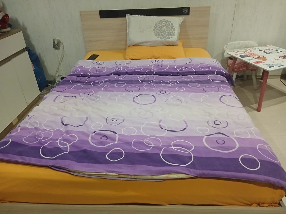 Спалня с матрак .