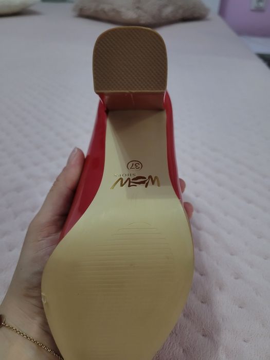 Червени лачени обувки