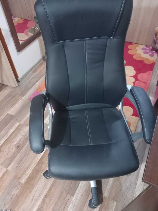 Офис стол кожен чисто нов