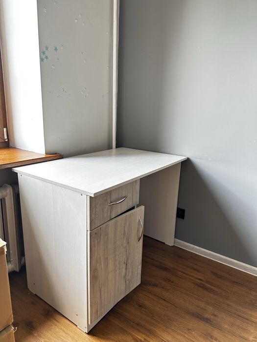 Письменный стол.