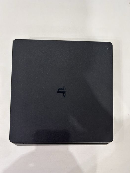 Продаю PS4 Slim 1TB + 2 джойстика + 8 игр
