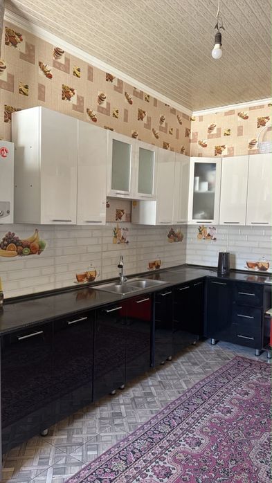 Кухня угловая с нержавеющей раковинной