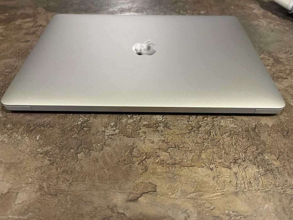 лаптоп Macbook Air 13-inch, 2020 година