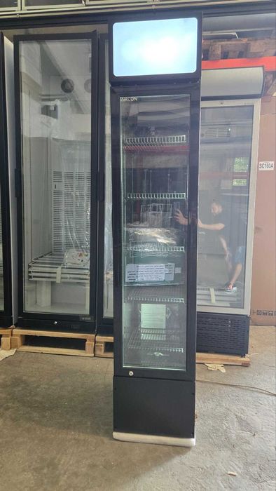 Вертикална Хладилна витрина за безалкохолни   "Slim"