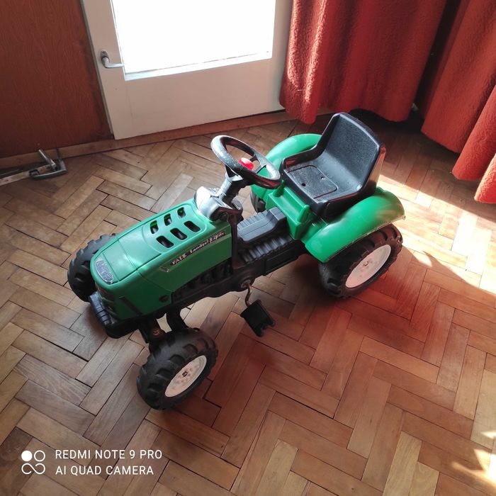 Детски трактор с педали