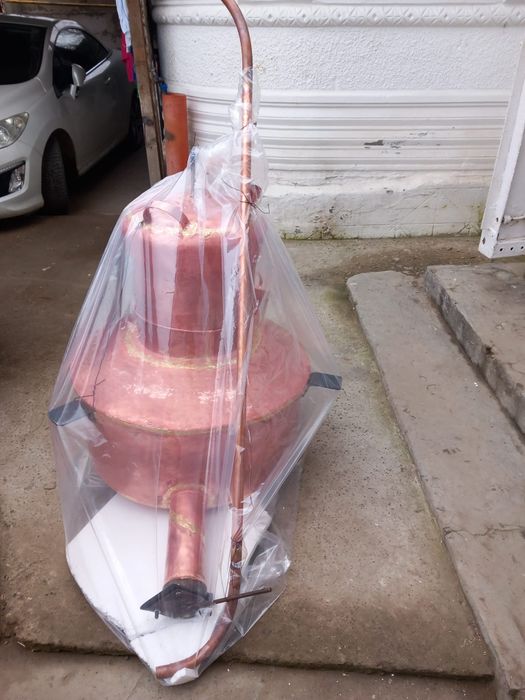 Vand cazan de tuica din cupru alimentar are 150 de litri cu fundu de 3 pereti de 2 capacul de 1,5 se poate trimite in toata tara prin fan couriel cu