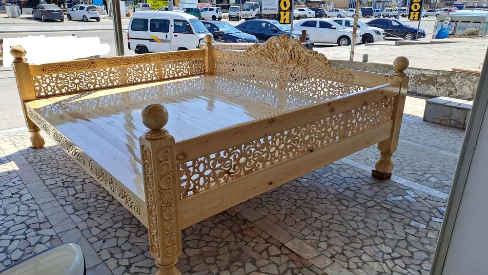 Тапчан, Крават, Сурилар Бухоро шахарда