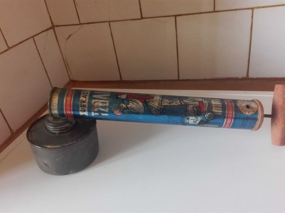 Ръчна дрелка (маткап) , пулверизатор и преса за картофи..