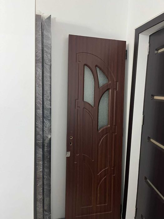 Vand 2 usi de interior ,din lemn MDF,cu geam