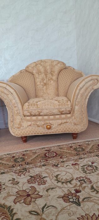 Продам диван с 2 креслами