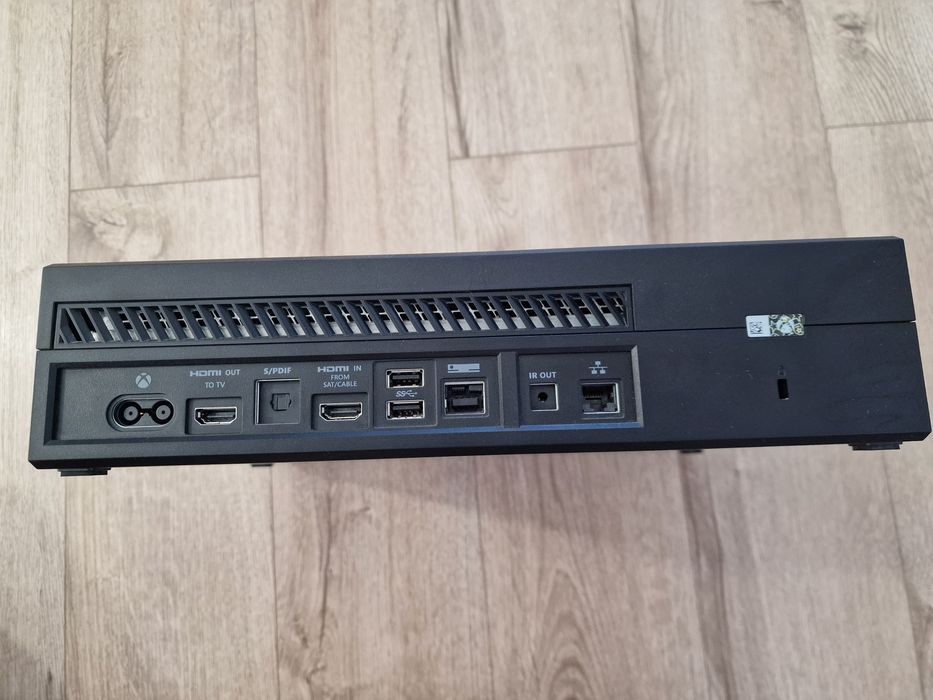 Pachet Consola Xbox One 500 GB, 1 kinect, 2 manete si 15 cd-uri cu jocuri