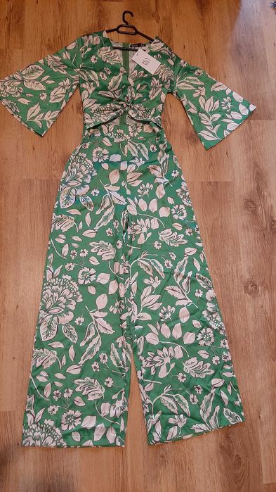 Нов пролетно-летен гащеризон с висока талия и цип на гърба.