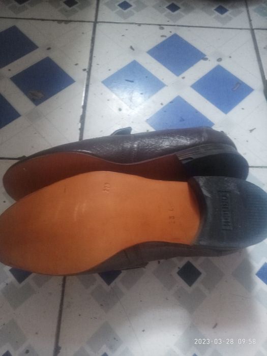 Аяқ киім сатылады