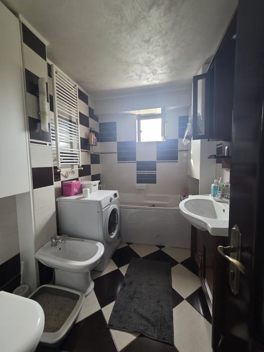Apartament 3 camere 72mp2 et 2,loc de parcare proprietate