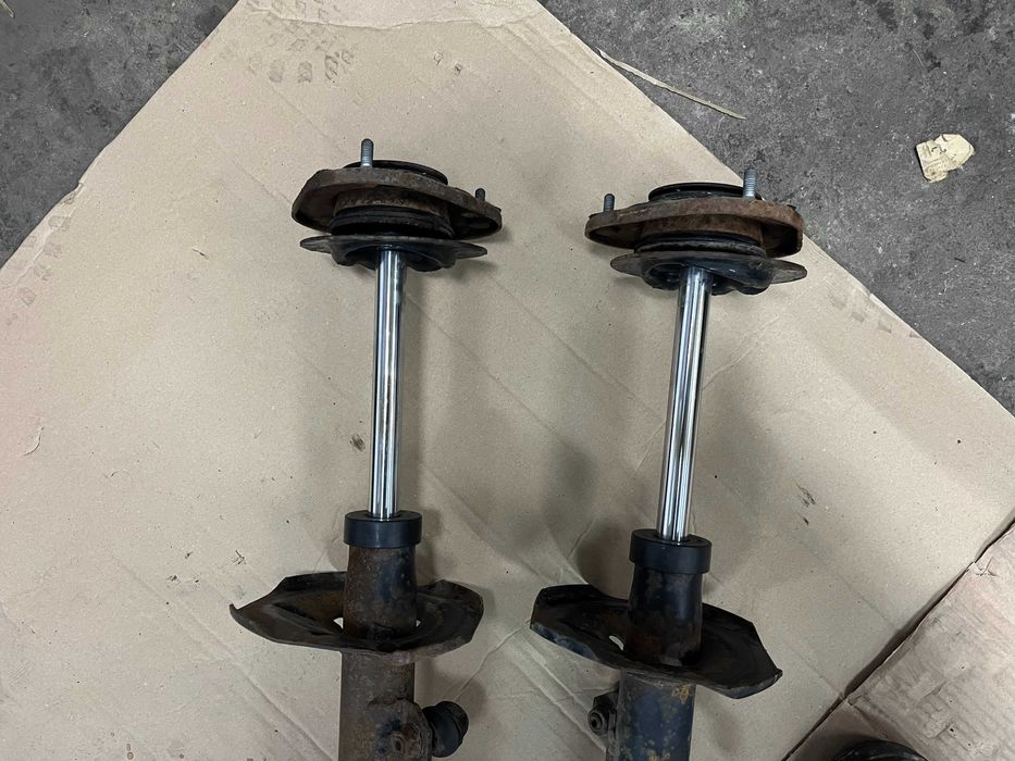 Предни амортисьори за Toyota Corolla Verso 2003 г.