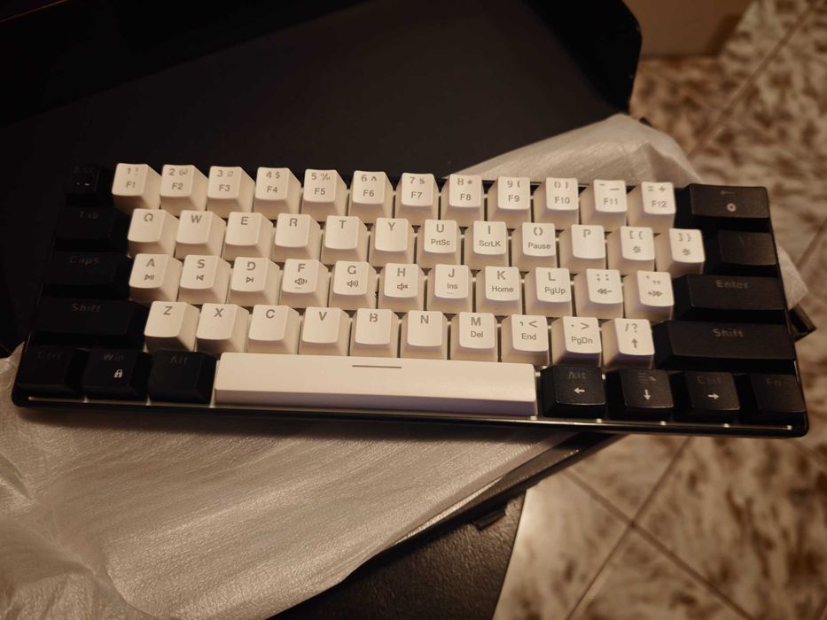 ЧИСТО НОВА геймърска клавиатура Snpurdiri 60% RGB (Черно / Бяло)