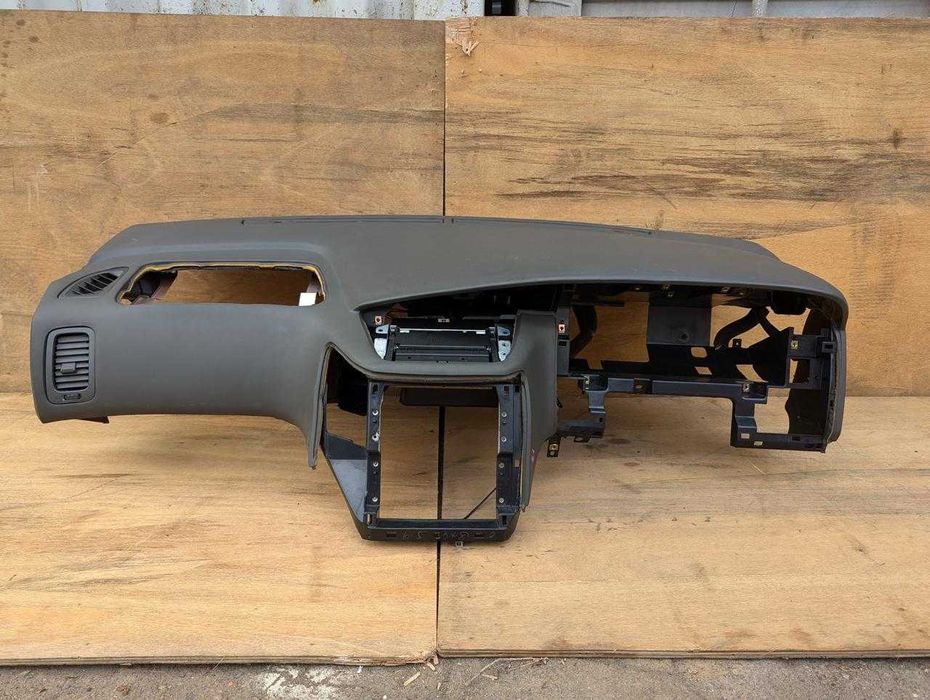 Торпеда панель на Ниссан Эльгранд Е50