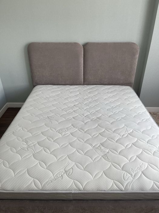 Двухспальная кровать с матрасом