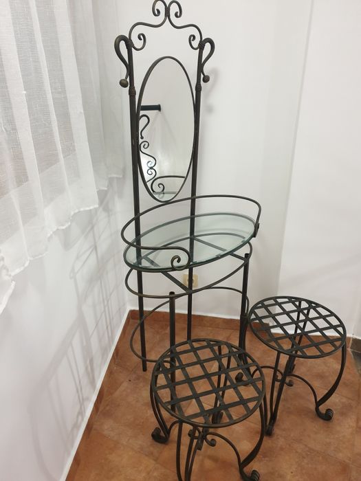 Тоалетка със стъклена основа и огледало от ковано желязо