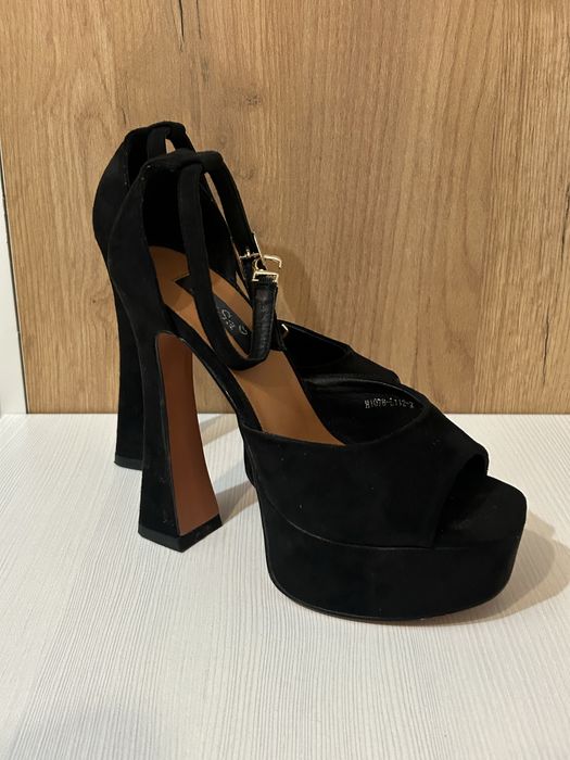 Чёрные туфли на каблуке