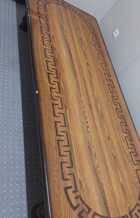 Mustahkam oyoqqa ega xontaxta